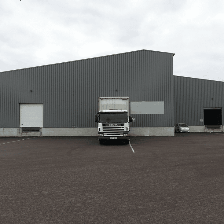 Camion de Jarnac Stockage en train de charger